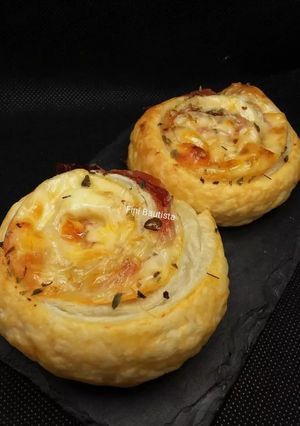 Una foto de Espirales de hojaldre jamón y queso (canapés)