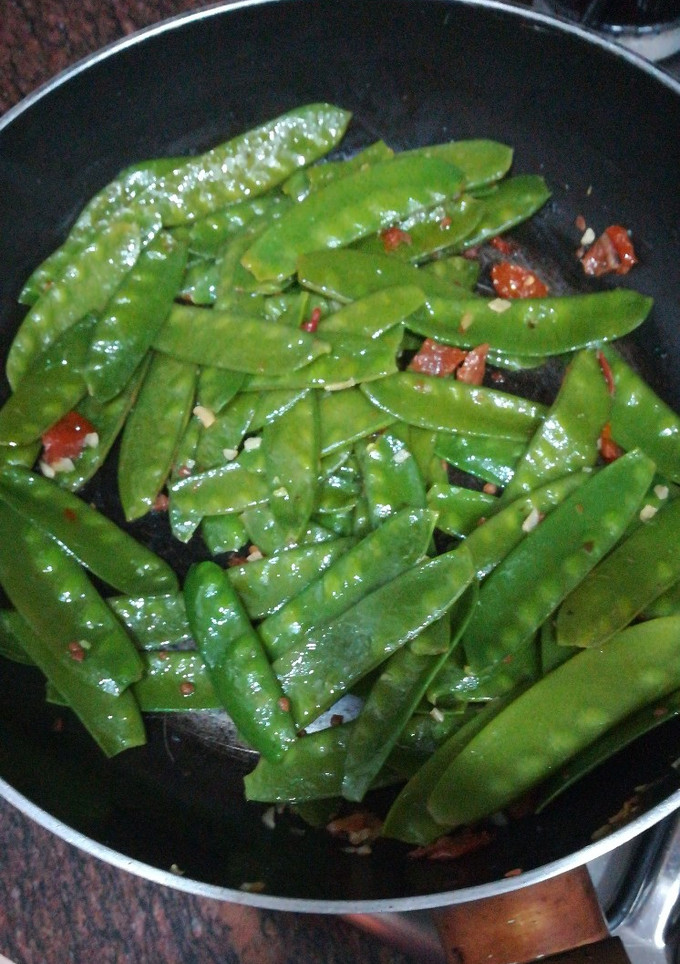 Una foto de Tirabeques con tomate seco, ajo y guindilla