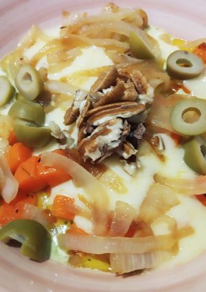 Una foto de Cazuela vegetariana con "corazón" de crema de espinacas