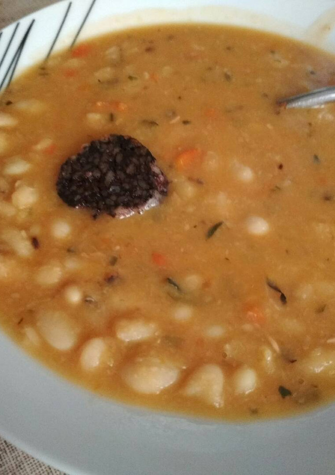 Una foto de Alubias blancas en olla con refrito de verduras