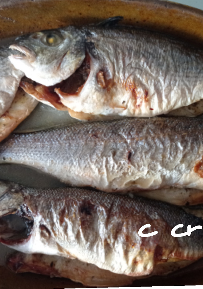 Una foto de Lubina y dorada al vino blanco