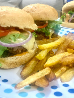 A picture of The Ultimate American Beef burger.