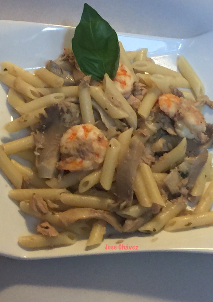 Una foto de Macarrones con langostinos, setas y atún