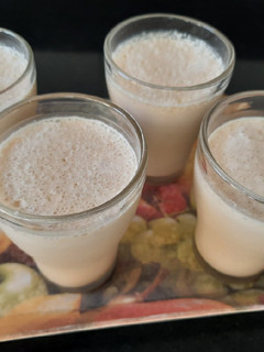 બદામ મિલ્ક શેક (Badam Milk Shake Recipe In Gujarati) રેસીપી મુખ્ય ફોટો