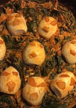 Une photo de Œufs squelettes cimetière d épinards crème et paprika