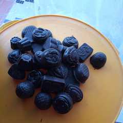 Una foto de Bombones de chocolate rellenos con menta y dulce de leche