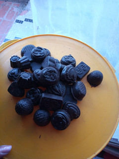 Una foto de Bombones de chocolate rellenos con menta y dulce de leche