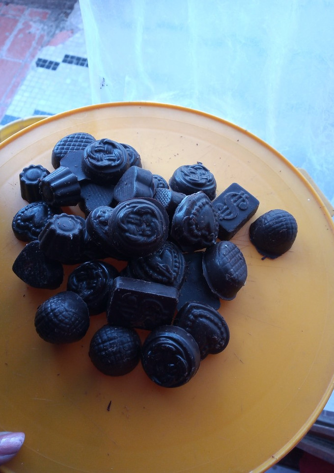 Una foto de Bombones de chocolate rellenos con menta y dulce de leche