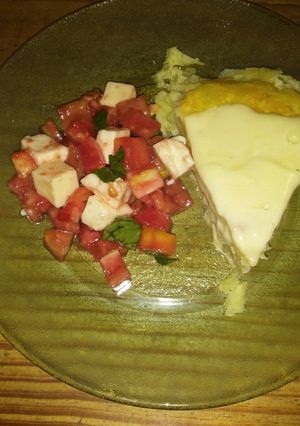 Una foto de Tortilla de papa y ensalada de tomate 🍅