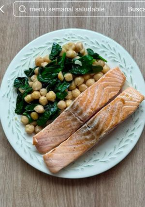 Una foto de Salmón con garbanzos y espinacas