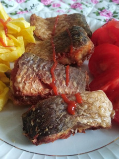 عکسی از دستور ماهی سرخ کرده همراه سیب زمینی سرخ شده😋😋