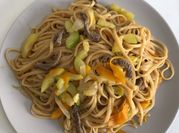 Una foto de pasta con pollo y gambas