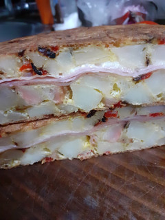 Una foto de Tortilla de papas rellena