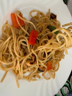 Una foto de Fideos estilo chino con verduras y ternera