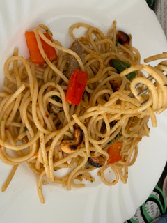 Una foto de Fideos estilo chino con verduras y ternera