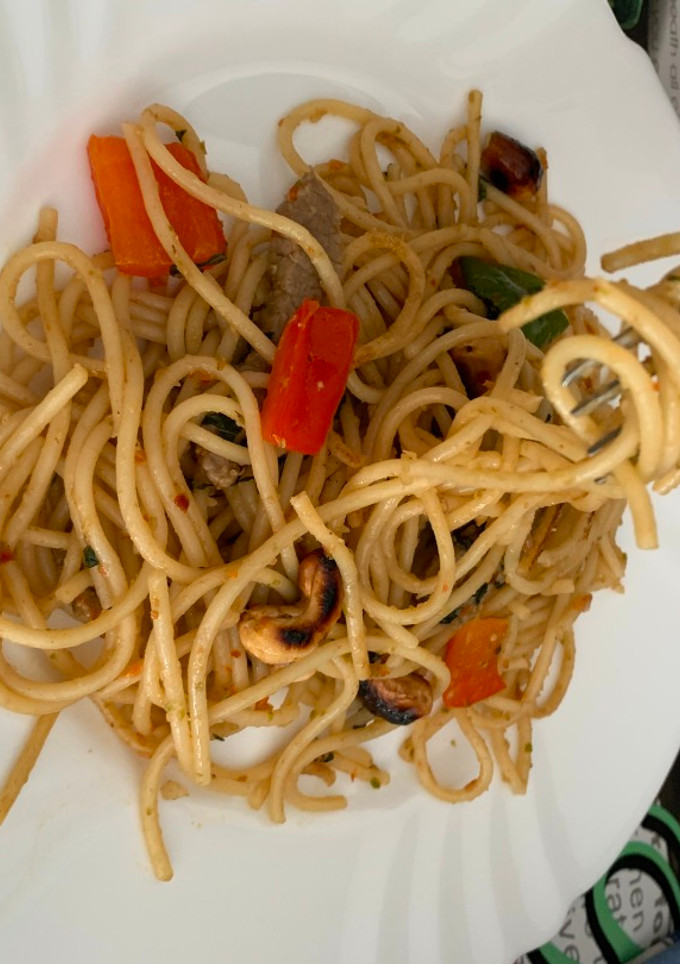 Una foto de Fideos  estilo chino con verduras y ternera