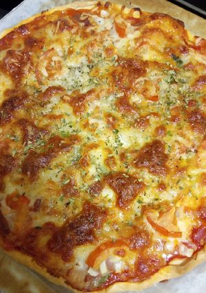Una foto de Pizza de salmón y serrano con masa quebrada