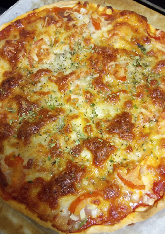 Una foto de Pizza de salmón y serrano con masa quebrada
