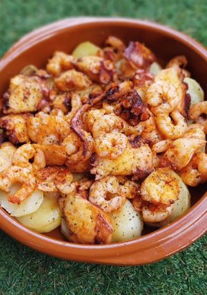 Una foto de Cazuela de patatas con pulpo y gambas al ajillo y pimentón