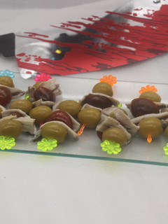Una foto de Banderillas de boquerones y cherrys