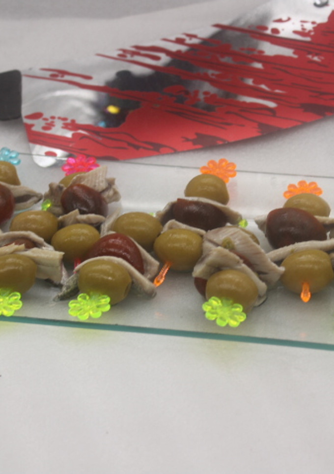 Una foto de Banderillas de boquerones y cherrys
