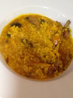 Una foto de Arroz meloso con conejo y setas silvestres