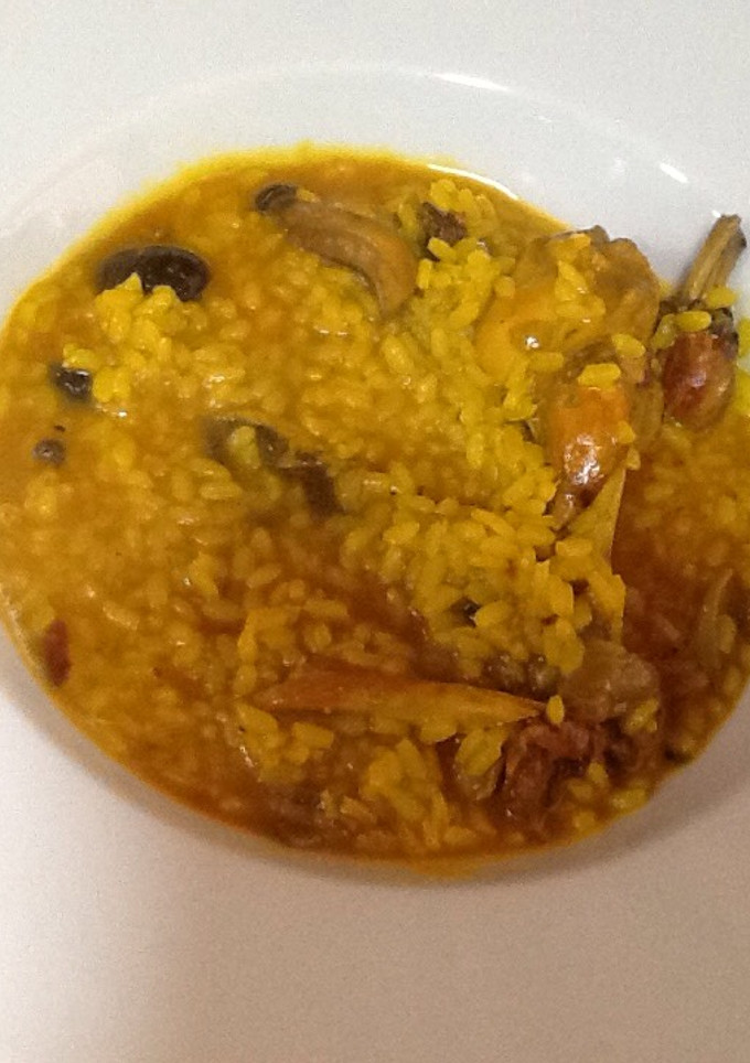 Una foto de Arroz meloso con conejo y setas silvestres