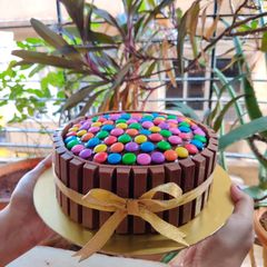 A picture of KitKat Cake.