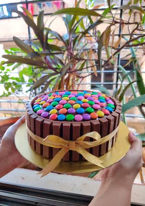 A picture of KitKat Cake.