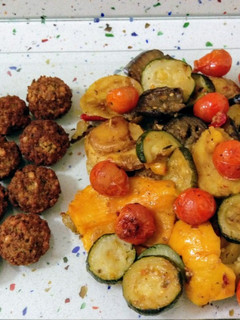 Una foto de Falafel y parrillada de verduras