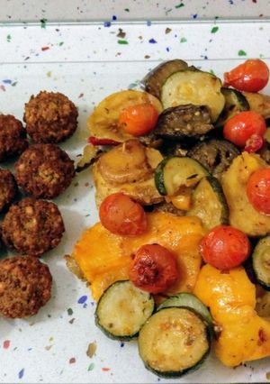 Una foto de Falafel y parrillada de verduras