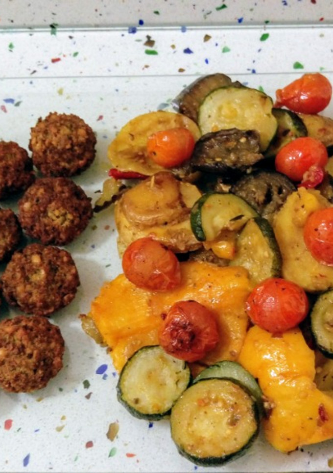 Una foto de Falafel y parrillada de verduras
