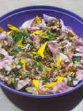 Ensalada de diente de león y pétalos de rosa