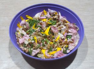 Una foto de Ensalada de diente de león y pétalos de rosa