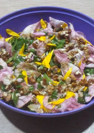 Una foto de Ensalada de diente de león y pétalos de rosa