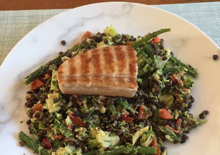 Tuna with lentils, broccoli and green beans