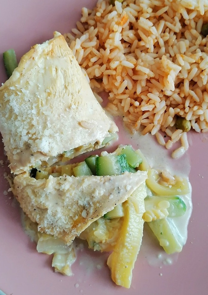 Una foto de Pechuga de pollo rellena de calabacitas 👏🏼