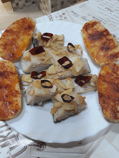 Una foto de Bacalao en salazón a la plancha con refrito y patatas al horno
