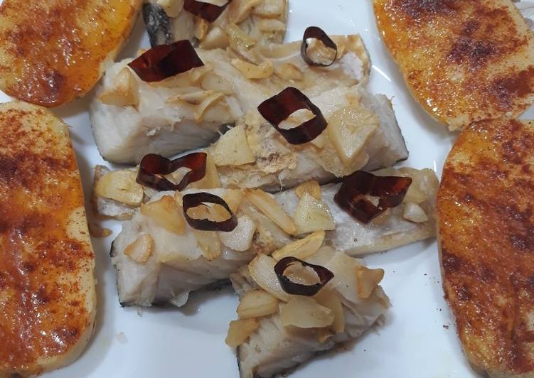 Bacalao en salazón a la plancha con refrito y patatas al horno