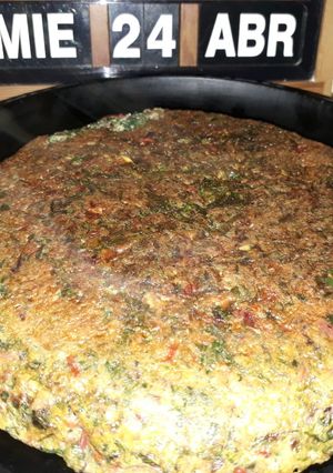 Una foto de Tortilla con hojas de remolacha