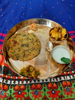 સૂકી ભાજીં અને મેથી ના થેપલા રેસીપી મુખ્ય ફોટો