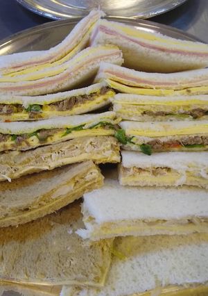 Una foto de Sándwich de pollo y de carne exquisitos!