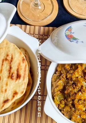 A picture of Pita bread/minced meat sauce.