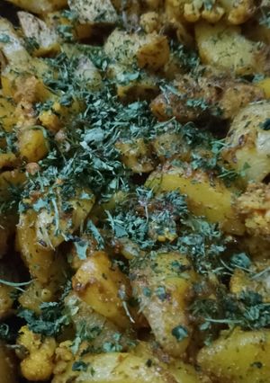 गोभी आलू (gobi aloo recipe in Hindi) रेसिपी मुख्य फोटो