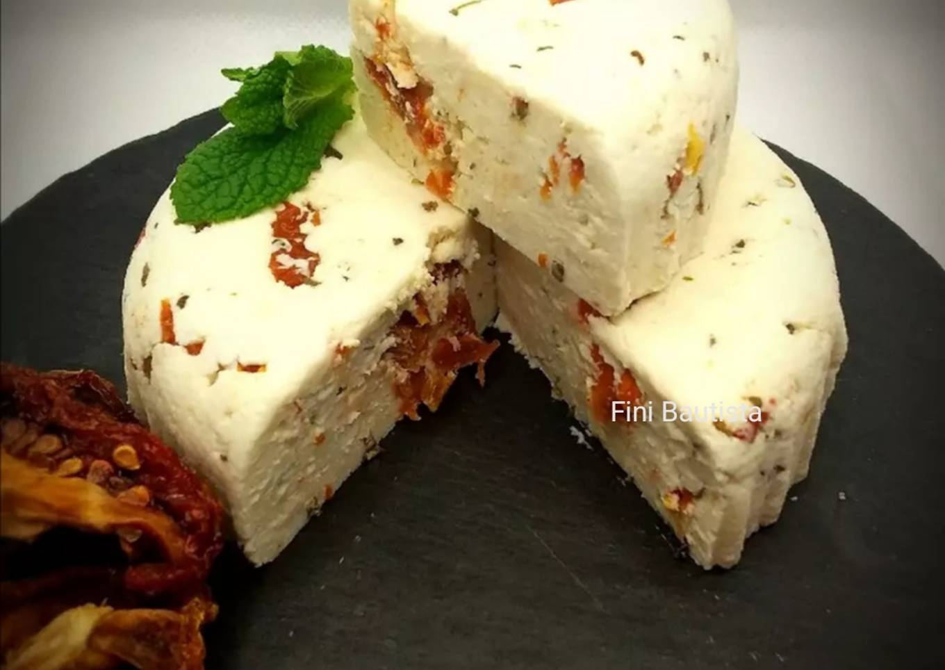Queso fresco con albahaca y tomate deshidratado