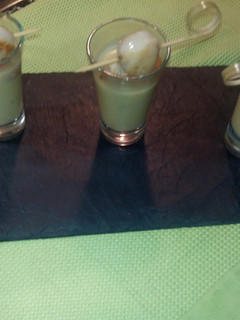 Una foto de Chupito de crema de peras al jengibre con vieiras