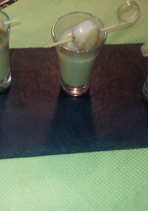Una foto de Chupito de crema de peras al jengibre con vieiras