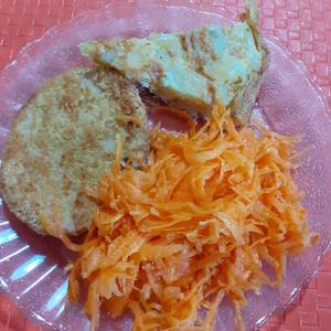 Medallón de pollo con tortilla y zanahoria rallada