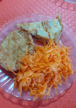 Una foto de Medallón de pollo con tortilla y zanahoria rallada