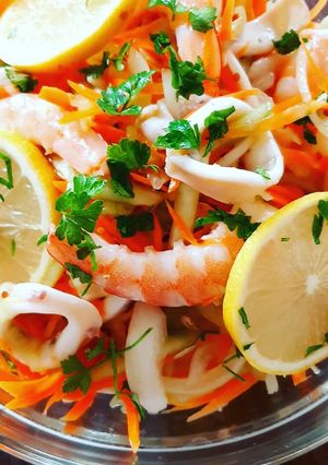 Una foto de Ensalada de calamar y langostinos con mostaza y miel